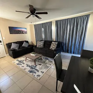 Apartment 3 Bedroom Flat W/ Private Yard, Las Vegas